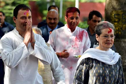 Sonia Gandhi, Rahul Gandhi celebrate Holi at Congress headquarters