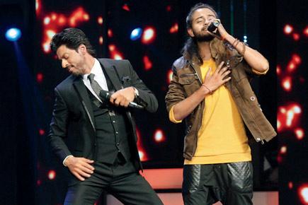 Shah Rukh Khan grooves to 'Fan' songs on 'Sa Re Ga Ma Pa'