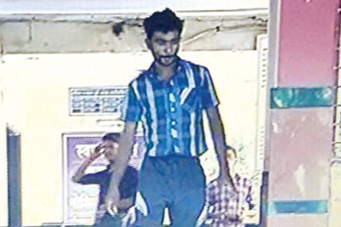 A grab cellphone footage shows accused Vinodkumar Swamimutthu at Kandivali police station