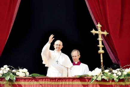 Pope condemns 'rejection' of refugees in Easter message