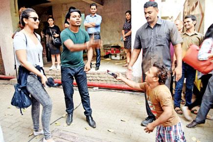 Sonakshi Sinha meets her special fan at Mehboob Studio