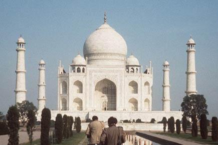 Taj Mahal minaret's pinnacle falls during repair work