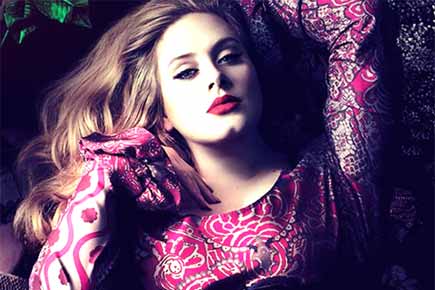 Adele invites doppelganger on stage for selfies