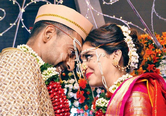 Dhawal Kulkarni with wife Shradha Kharpude during their wedding ceremony in Lower Parel on Thursday. Pic/Datta Kumbhar