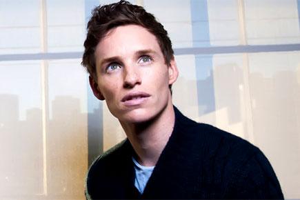 Eddie Redmayne gives wands to Beasts fans