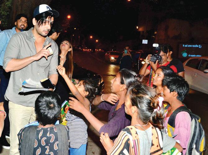 Zayed Khan buying books from street children