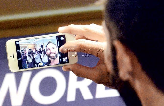 New Zealand all-rounder Grant Elliott takes a selfie with media persons in the background at a city hotel yesterday. Pic/Bipin Kokate