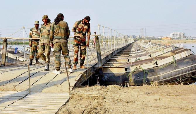 Army personnel construct temporary bridges over Yamuna for the three-day festival. Pic/PTI