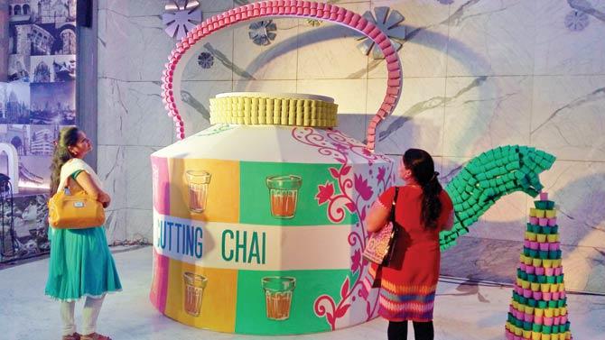 A kettle and an autorickshaw installation at the Kanakia Zillion art gallery in BKC