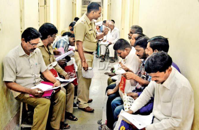 Anxious auto drivers revise their Marathi just before the exam
