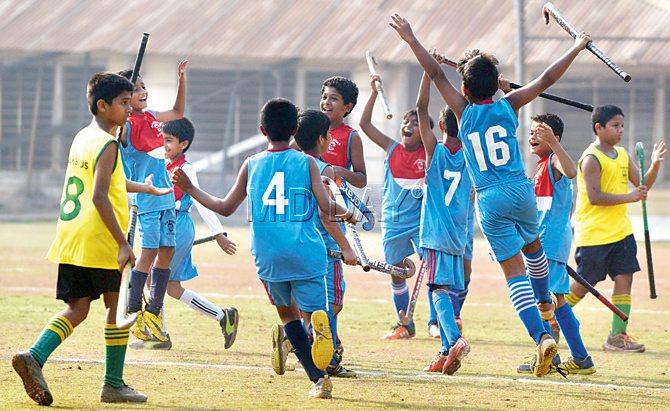 Don Bosco, Matunga ‘B’ players celebrate after beating  St Stanislaus ‘A’ in the semi-finals of the MSSA boys U-12 inter-school hockey tournament at St Stanislaus Ground, Bandra yesterday. Pic/Suresh Karkera
