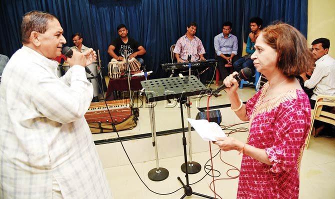 Deepak Shah (l) and Neeta Upadhaya (r) from Humming Birds sing a duet as the live orchestra plays. Pics/Sameer Markande