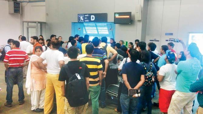 Passengers of SpiceJet flight SG 487 got agitated as they had to wait for over four hours for their flight to take off