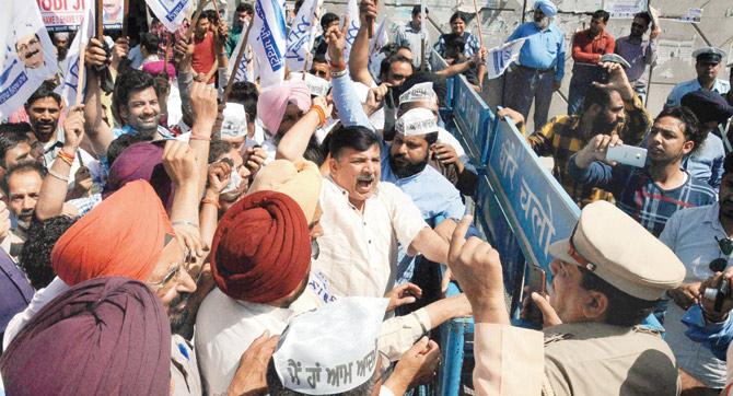 Senior AAP leader Sanjay Singh along with party volunteers protesting against Pakistan’s Joint Investigation Team near the Pathankot IAF base. Pic/PTI