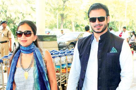 Spotted: Vivek Oberoi with wife Priyanka at Mumbai airport