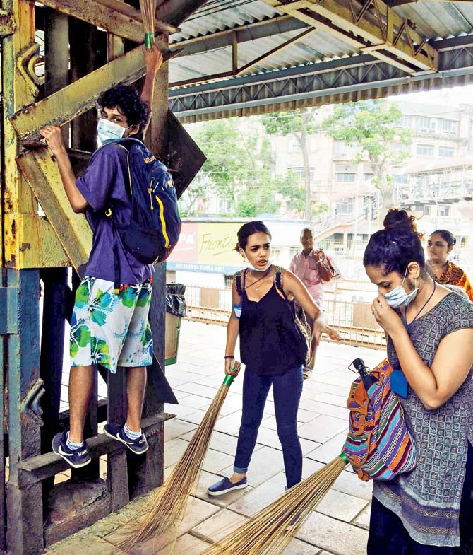 Wilson College students cleaning up the Charni Road station
