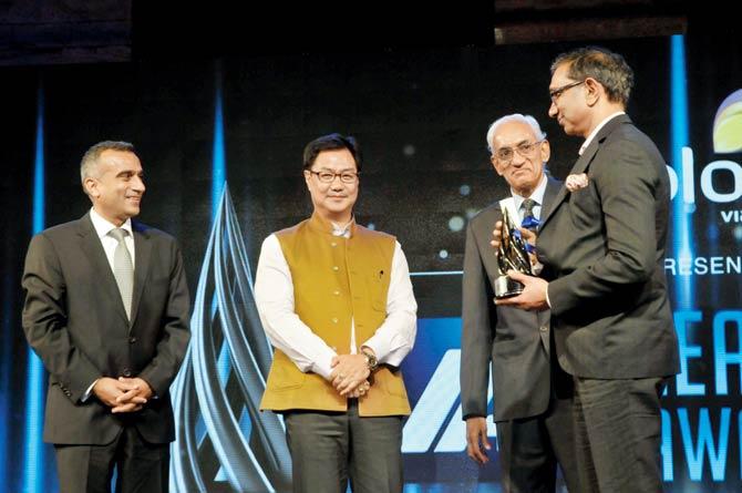 (From right) Sanjay Gupta, Jagran Group CEO and Editor, Dainik Jagran, receiving the IAA Editor of the Year Award from IAA