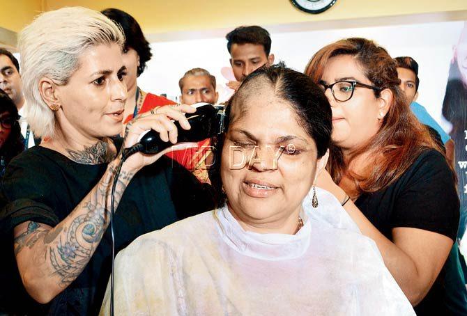 Sapna Bhavnani buzzes the hair of Aurin Navne at the drive. Pic/Datta Kumbhar