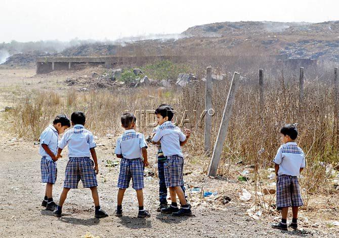 Students of National English School and Adarsh Vidyalaya High School in Diva, Thane, are forced to keep their windows shut to prevent the entry of smoke from garbage burning in a dumping ground. Pics/Datta Kumbhar