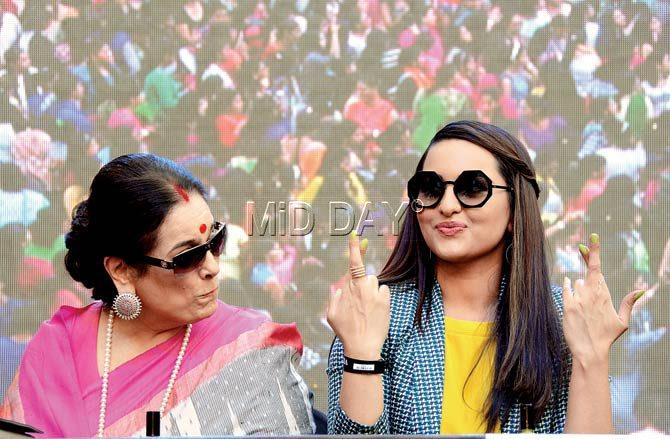 Poonam Sinha sports a priceless expression as Sonakshi Sinha flaunts her nails at the event held yesterday. Pic/Satej Shinde