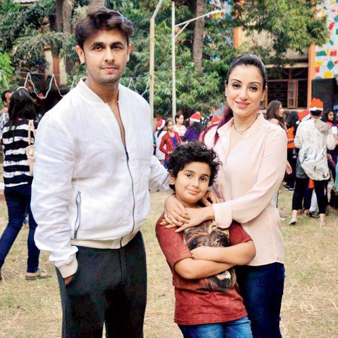 Sonu Nigam with son Nevaan and wife Madhurima