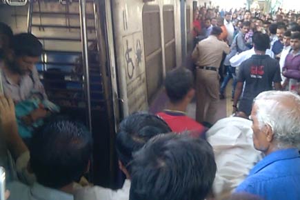 Mumbai local: Woman delivers baby on train at Bhandup station