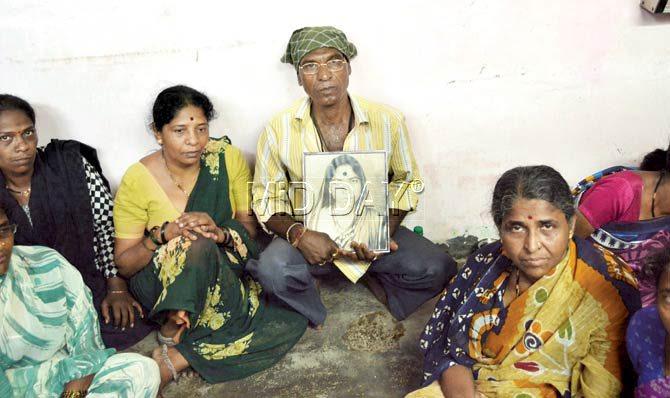 The family of Subhadra Banpatte who died in the accident. Pics/Sayed Sameer Abedi