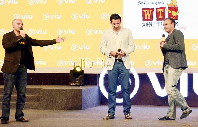 Comedian Vikram Sathaye (left) with Zaheer Khan (centre) & Virender Sehwag during a promotional event on Thursday. Pic/Pradeep Dhivar