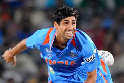WT20: Twitterati troll Ashish Nehra for still using outdated cell phone