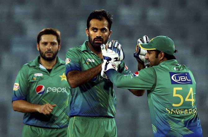 Wahab Riaz, center, celebrates with his teammates after the dismissal of Sri Lanka’s captain Dinesh Chandimal during the Asia Cup Twenty20 international cricket match between them in Dhaka, Bangladesh, on Friday. 