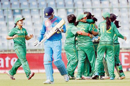 India eves lose to Pakistan by 2 runs via D/L method