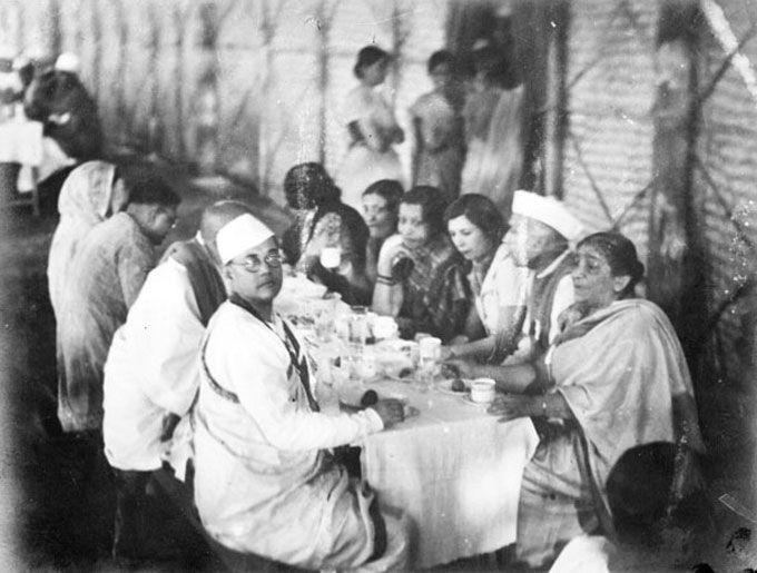 Sarojini Naidu sharing tea with Subhash Chandra Bose, Pt Jawaharlal Nehru and others