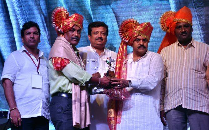 Pradeep Dhivar was felicitated by Mumbai Congress chief Sanjay Nirupam. Pics/Datta Kumbhar