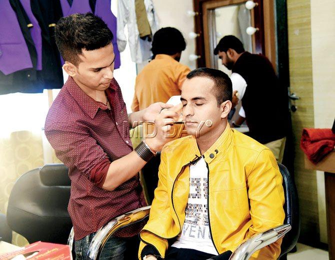 Jugpreet gets his make-up done (above) and chats with contestant Jyotica Tangri on set 