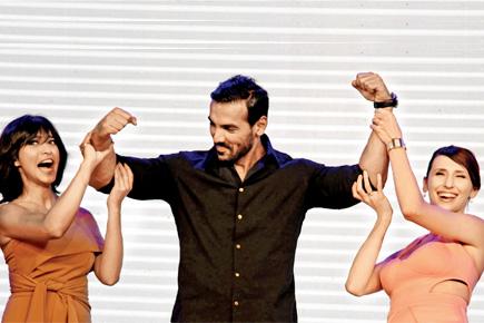 John Abraham shows off his muscles to the ladies