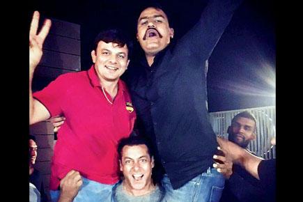 Salman Khan lifts two wrestlers at 'Sultan' wrap up bash!
