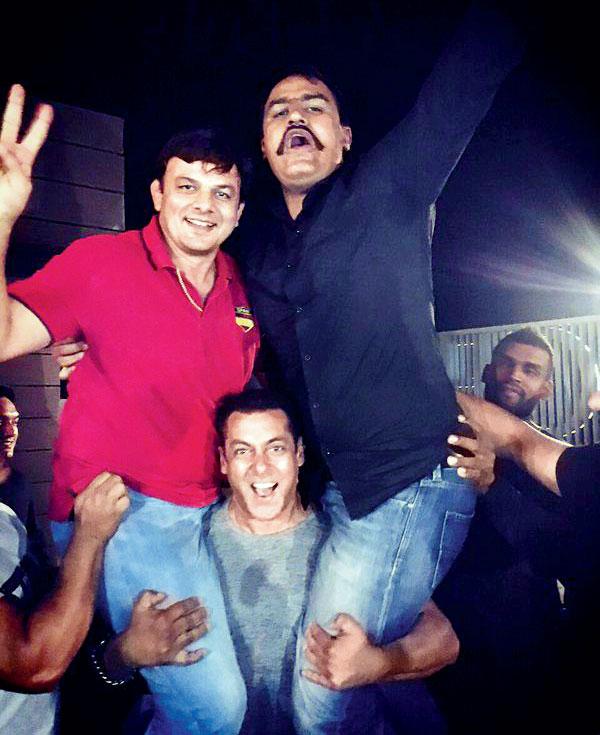 Salman Khan seen lifting both the wrestlers. All Pictures courtesy/Ali Abbas Zafar