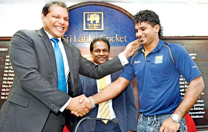 SL cricketer Kusal Perera (right) is greeted by Sports Minister Dayasiri Jayasekara as Sri Lankan Cricket chief Thilanga Sumathipala (centre) looks on during a press conference in Colombo yesterday. Pic/AFP