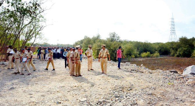 Cops and locals turned up in large numbers at the mangroves patch in Dahisar yesterday, when the state Lokayukta paid a visit after complaints about destruction of the trees. Pics/Satej Shinde