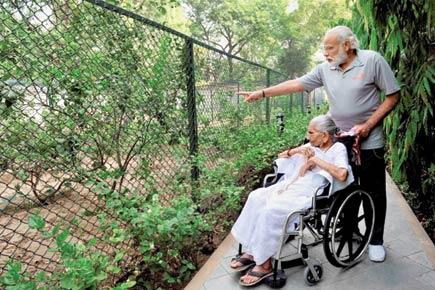PM Narendra Modi's mother drops by to say hello at RCR residence