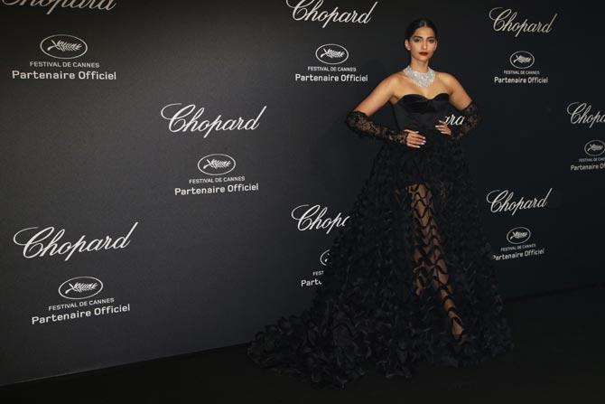Cannes 2016: Sonam Kapoor stuns in this black strapless gown!