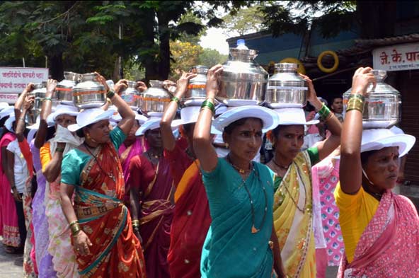 Shahapur locals hold protest at Azad Maidan for equal distribution of water