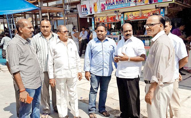 Members of the Khadya Peye Vikrete Coop Society Ltd, the apex body of the Juhu Chowpatty food court