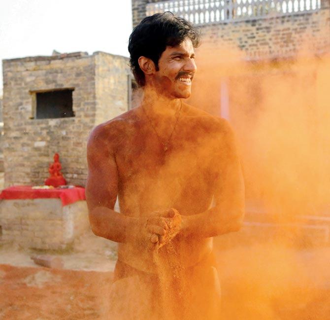 Randeep Hooda literally embodies the utter despair of hapless Sarabjit Singh with such sincerity that it seems all realistic