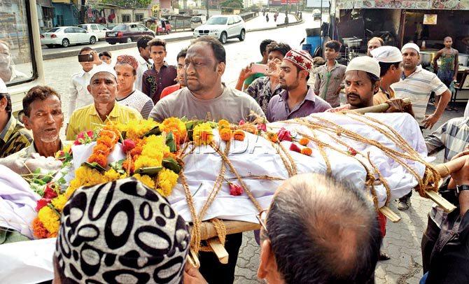 Touching display: Sakhu Kiran Singh’s (inset) neighbours from Malad East’s Squatters’ Colony take her body for cremation. PIC/VEDANT MANE 