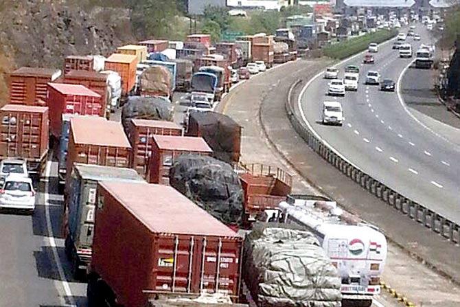 The incidents on the route to Mumbai led to chaos on the expressway