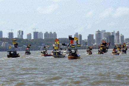 Fishermen organise boat rally with black flags to oppose Shivaji memorial