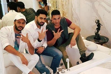 Who photobombed Akshay, Abhishek and Riteish in bathtub?