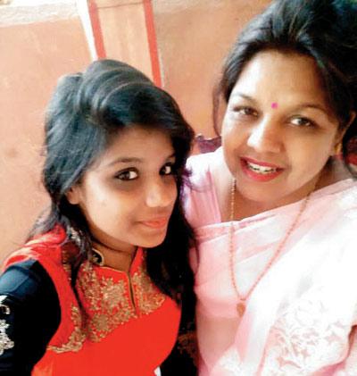 Abhivyakti and her mother, Neena Verma, took on Oxford Tutors Academy at Lokhandwala Complex in Andheri for failing to deliver its promises. PIC/TEHNIYAT FATIMA