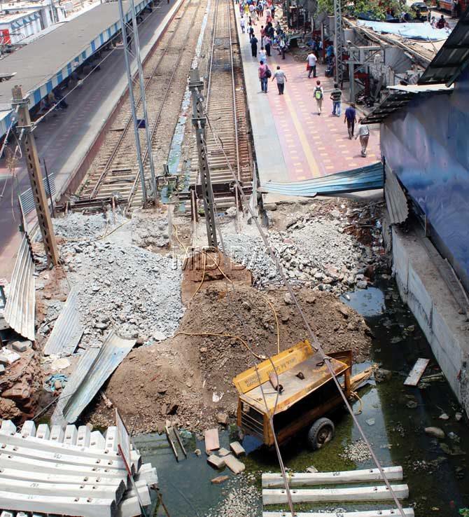 The work has begun at Andheri station. Services will be run on platform 6 until platform 7 is shifted. PIC/Tehniyat Fatima